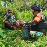 Tingkatkan Kebersamaan, Satgas Yonif Raider 200/BN Bantu Warga Panen Kopi