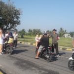 Prajurit Kodim 0422/LB Bersama Pemda Bagikan Bendera Merah Putih ke Masyarakat