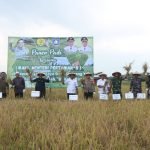 Danrem 045/Gaya Panen Raya Padi Bersama Wamentan RI