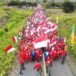 Semarak Kemerdekaan RI Ribuan Peserta Mengikuti Kirab Merah Putih Pertama di Puncak Jaya