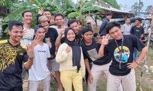 Nisrina Salsabila Caleg Partai Golkar Nonton Bola Bareng Masyarakat Dapil II di Desa Parakan Kecamatan Jawilan