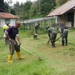 Satgas Yonif Raider 200/BN Bersama Masyarakat Gotong Royong Bersihkan Lapangan untuk Upacara 17 Agustus