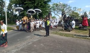 Bhabinkamtibmas Desa Cau Belayu Amankan Giat Upacara Ngider Bhuwana