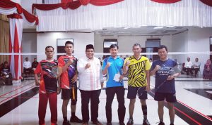 Singkirkan Seluruh Lawan, Diskominfo Padang Pariaman Juarai Open Turnamen Bulutangkis Antar OPD