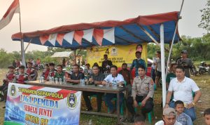 Bhabinkamtibmas Polsek Jawilan Bersama Sat samapta Polres Serang PAM Turnamen Sepakbola Tarkam Di Lapangan Desa Junti