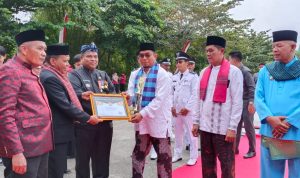 Dinobatkan Sebagai Camat Teladan, Bupati Padang Pariaman Serahkan Penghargaan Kepada Camat Lubuk Alung Dion Franata