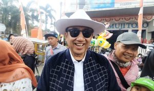 Tatto Suwarto Pamuji Nonton Karnaval HUT RI Ke-78 Bareng Warga Majenang