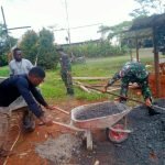 Bersama Masyarakat, Satgas Yonif Raider 200/BN Bantu Renovasi Lantai Teras Gereja