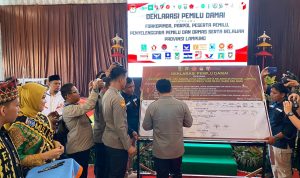 Wujudkan PEMILU DAMAI Forkopimda, Parpol, KPU, Bawaslu dan Ormas Serta Relawan Se-Provinsi Lampung Lakukan Deklarasi