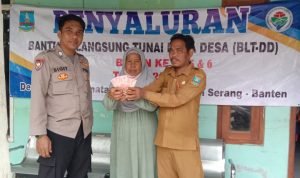 Bhabinkamtibmas Polsek Jawilan Polres Serang Bripka Sigit Hadiri kegiatan BLT-DD di Desa Junti, Serta Berikan Himbauan Kamtibmas