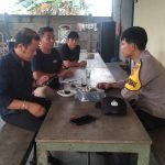 Patroli Sambang Perusahaan, Briptu Asep Bhabinkamtibmas Desa Pasir Buyut Polsek Jawilan Polres Serang Berikan Himbauan di PT Astina