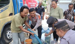 Polres Lebak Distribusikan Bantuan Air Bersih ke Warga 2 Kampung Terdampak Kekeringan
