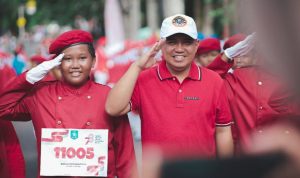 Semangat Beri Hormat dan Menyapa Peserta Pawai Baris Berbaris, Wako Molen Pesankan Mental yang Tangguh