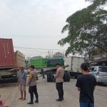 Kontainer Amblas Lalulintas Tergganggu, Anggota Polsek Jawilan Polres Serang Datang ke Lokasi Urai Kemacetan