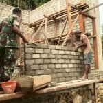 Menjaga Kekompakan TNI Bersama Rakyat, Babinsa Marsili, Karya Bhakti Bangun Rumah Warga