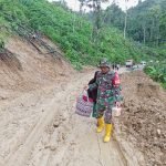Dandim 1512/Weda Terjunkan Sejumlah Personil, Bersihkan Tanah Longsor Dan Banjir di Dua Desa Kec. Weda Timur