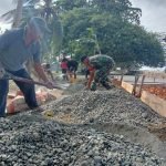 Sertu Bakri Bersama Masyarakat Binaan kerja Bakti Buat Jalan Rabat Beton