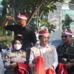 Dandim Letkol Czi Arief Hidayat Bersama Forkopimda Palembang Bagikan Bendera Merah Putih ke Masyarakat