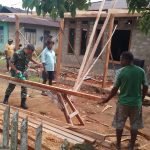 Menjaga Kekompakan TNI Bersama Rakyat, Babinsa Samsul Runca Karya Bhakti Bangun Rumah Warga