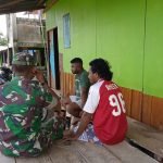 Menjaga Kebersihan Lingkungan, Babinsa Sagea Kecamatan Weda Utara Komsos Dengan Masyarakat