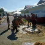 Babinsa Desa Woyo Bibil Karya bhakti pembuatan pondasi rumah Warga