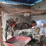Menjaga Kekompakan TNI Bersama Rakyat, Babinsa Sagea Karya Bhakti Bangun Rumah Warga