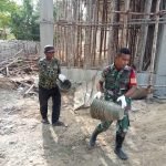 Anggota Koramil 1512-03/Gebe Bersama Masyarakat Gotong Royong Pengecoran Masjid