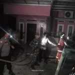 Anggota Polsek Jawilan Polres Serang, Bantu Padamkan Api Yang Membakar Rumah Warga di Desa Kareo