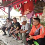 Bhabinkamtibmas Desa Junti Polsek Jawilan Polres Serang “Ngariung” Bersama Warga Implementasikan Program Kapolres Serang