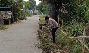 Peduli Lingkungan, Bhabinkamtibmas Polsek Jawilan Polres Serang Bripka Sigit Kerja Bakti Bersama Warga Desa Junti