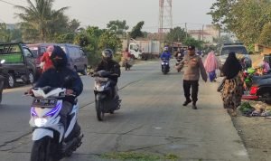 Gatur Lalin dan Cegah Tindak Kejahatan, Anggota Polsek Jawilan Polres Serang Laksanakan Strong Point