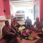 Wujud Kedekatan, Kapolsek Jawilan Polres Serang Ngariung Bersama Warga