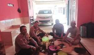 Wujud Kedekatan, Kapolsek Jawilan Polres Serang Ngariung Bersama Warga