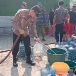 Kemarau dan Adanya Informasi Krisis Air Bersih, Tanggap Kapolsek Jawilan Beserta Damkar Berikan Bantuan Air ke Warga di Desa Junti