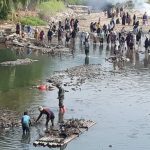 Memperingati HUT TNI Ke 78 Jajaran KORAMIL 0305 Bersama Masyarakat Giat Bersihkan Sampah Disungai