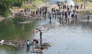 Memperingati HUT TNI Ke 78 Jajaran KORAMIL 0305 Bersama Masyarakat Giat Bersihkan Sampah Disungai