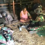 Satgas 712/Wiratama Memberikan Pelayanan Kesehatan Sekaligus Anjangsana di Kampung Puncak Senyum