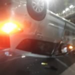 Mobil Terguling Saat Melaju Tinggi Menghantam Separator Busway