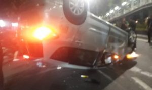 Mobil Terguling Saat Melaju Tinggi Menghantam Separator Busway