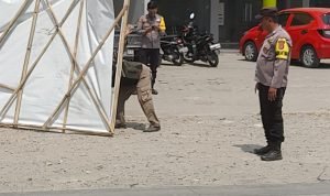 Bhabinkamtibmas Polsek Jawilan Polres Serang, Dampingi Satpol PP Kecamatan dan Panwascam Tertibkan APK