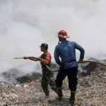 Lahan Limbah Milik PT Indah Kiat di Kecamatan kragilan Terbakar, Aksi Heroik Babinsa Padamkan Api Bersama Petugas Damkar