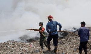 Lahan Limbah Milik PT Indah Kiat di Kecamatan kragilan Terbakar, Aksi Heroik Babinsa Padamkan Api Bersama Petugas Damkar