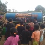 Terdampak Kemarau Panjang, Warga Panongan Sambut Truk Tanki Distribusi Air