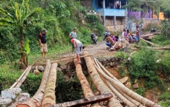 Setahun Jembatan Terputus, Pemerintah Desa Cirompang dan Warga Bergotong Royong Perbaiki