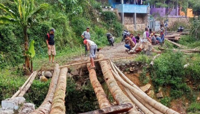 Setahun Jembatan Terputus, Pemerintah Desa Cirompang dan Warga Bergotong Royong Perbaiki