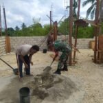 Babinsa Koramil 1512-03/Gebe Karya Bakti Bangun Rumah Milik Warga Binaan