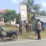 Babinsa Wailegi Bersama Babinkamtibmas Dan Panwaslu Tertibkan Alat Peraga Kampanye