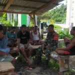 Babinsa Serda G Worobay Gelar Komunikasi Sosial Bersama Pemuda Desa Sawai Etepo 