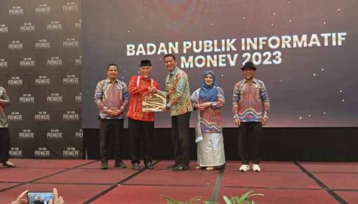 Padang Pariaman Raih Prestasi, Sekda Terima Penghargaan dari Komisi Informasi
