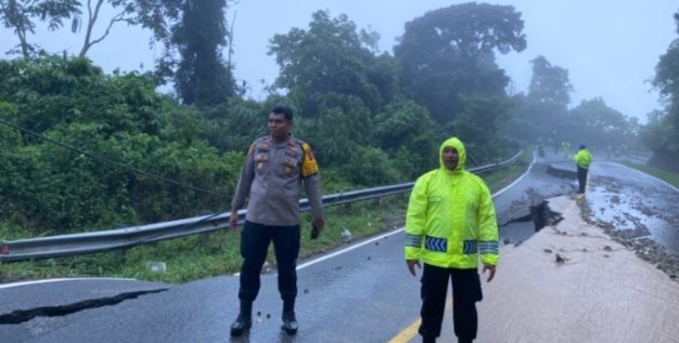 Akibat Longsor, Akses Jalan Sumbar-Riau Tutup, Kapolres 50 Kota: Belum bisa Dipastikan Kapan Bisa Dilewati 1 IMG 20231226 WA0022